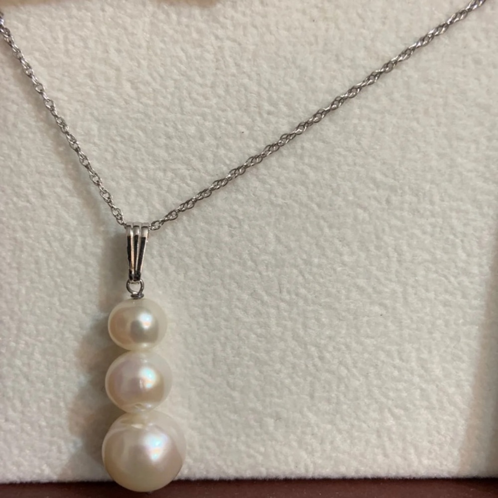 Fresh water pearl necklace